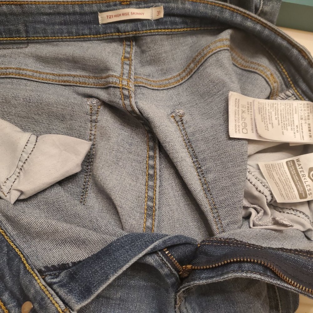 Levis - Picture 2 of 3